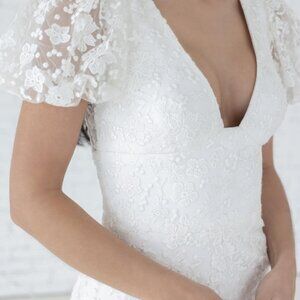 Willowby by Watters Coco V-Neck Puff-Sleeve Floral Lace Wedding Gown, Unworn